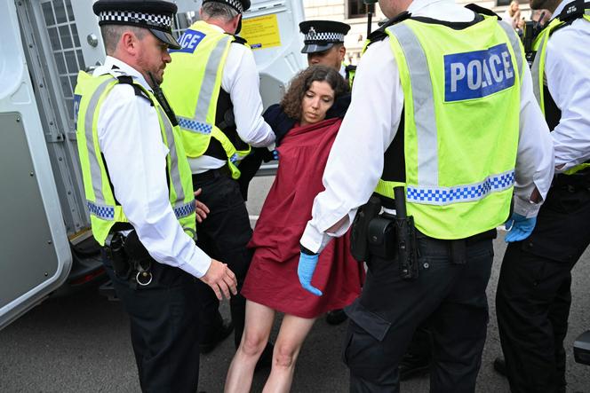 Поліцейські відводять протестувальника на демонстрації «Зніміть заборону» на підтримку забороненої групи «Дія на підтримку Палестини», яка закликає до скасування нещодавно введеної заборони, на Парламентській площі в центрі Лондона, 6 вересня 2025 року.